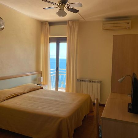 Ulivo Hotel Diano Marina Bagian luar foto