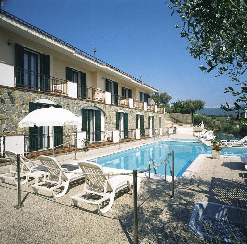 Ulivo Hotel Diano Marina Bagian luar foto