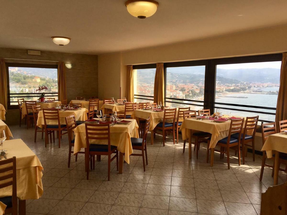 Ulivo Hotel Diano Marina Bagian luar foto